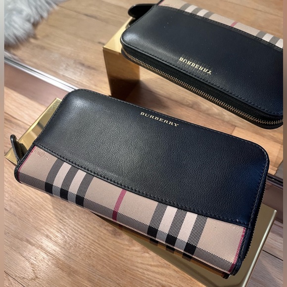 Burberry Pre-Loved Black and Tan Wallet - Picture 4 of 11